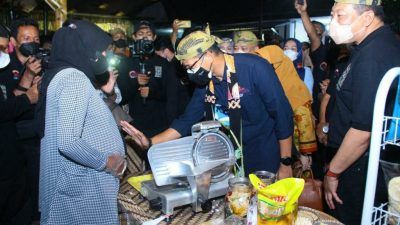 Menparekraf Sandiaga Uno bersama pelaku UMKM Kripik Tempe yang sedang hamil di Desa Wisata Sanankerto, Kecamatan Turen, Kabupaten Malang, Jumat (15/10/2021). (Foto: Dokumen/Tugu Jatim)