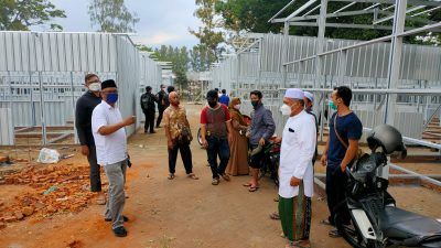 Sejumlah pedagang Pasar Besar Kota Batu saat mendatangi dan meninjau bedak yang akan mereka tempati selama 1,5 tahun ke depan di kawasan Stadion Brantas, Jumat (15/10/2021). (Foto: M. Ulul Azmy/Tugu Malang/Tugu Jatim)