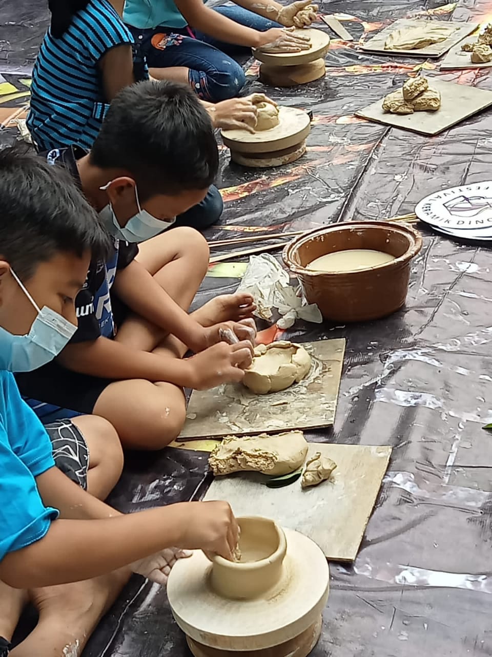Anak-anak langsung mempraktikkan membuat karya di Keramik Dinoyo pada Sabtu (16/10/2021). (Foto: Dokumen/Tugu Jatim)