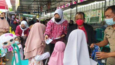 Wali Kota Batu Dewanti Rumpoko bersama para PKL di Alun-Alun Kota Batu saat berbagi rezeki kepada ratusan anak yatim piatu pada Senin (18/10/2021). (Foto: M. Ulul Azmy/Tugu Malang/Tugu Jatim)