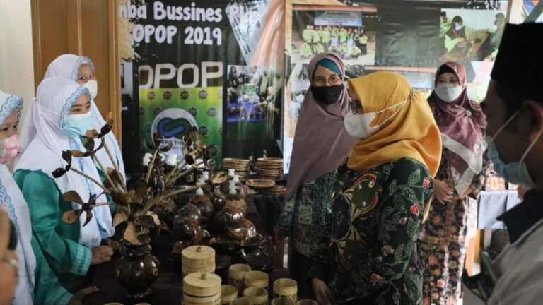 Bupati Blitar, Hj Rini Syarifah, saat membuka acara Dialog Kopilaborasi Sambang Pesantren yang diadakan di Ponpes Mamba'ul Hisan Blitar (28/09/2021)/tugu jatim