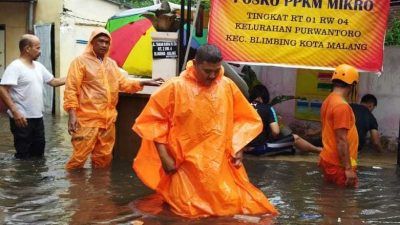 Posko PPKM di Kecamatan Blimbing, Kota Malang, ini tak luput dari terjangan banjir pada Selasa (19/10/2021). (Foto: BPBD Kota Malang/Tugu Jatim)