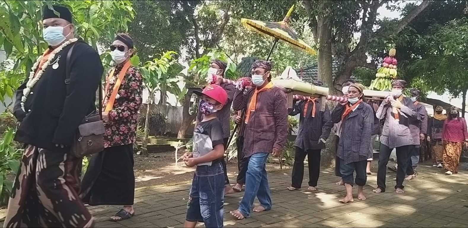 Para warga dan peziarah di Kompleks Pesarean Ki Ageng Gribig Kota Malang menggelar Festival Rumat Ramut Wulan Mulud pada Jumat (22/10/2021). (Foto: Dokumen/Tugu Jatim)