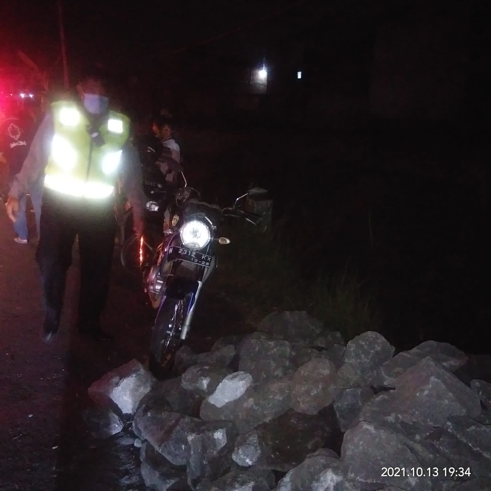 Tempat kejadian perkara (TKP) tewasnya biker asal Kota Batu setelah menabrak tumpukan material di Singosari, Kabupaten Malang. (Foto: Istimewa/Tugu Jatim)
