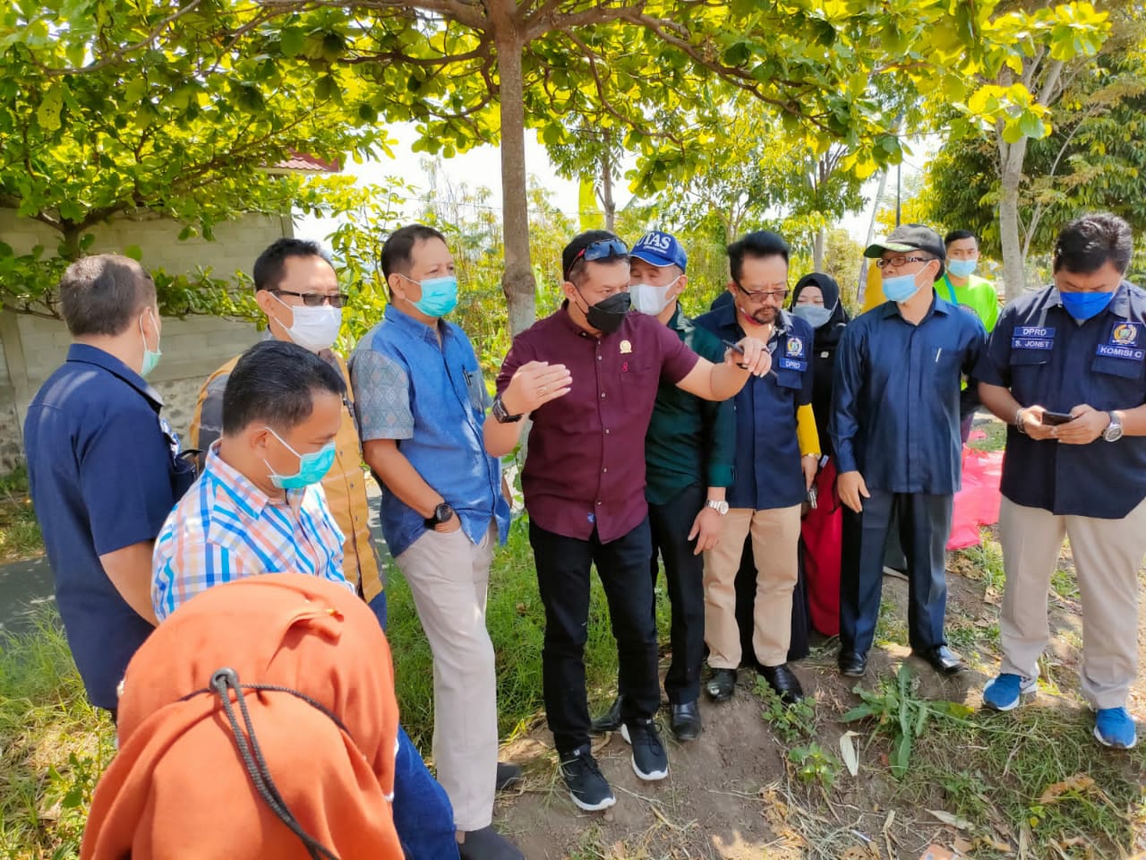 Anggota Komisi B dan C DPRD Kota Batu saat meninjau lokasi rencana penempatan cold storage di SMPN 7 Kota Batu, Jumat (15/10/2021). (Foto: DPRD Kota Batu/Tugu Jatim)