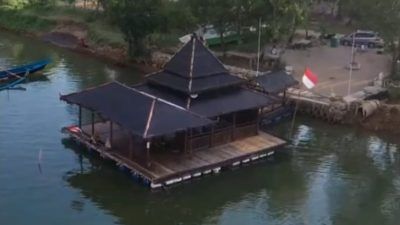 Pemandangan Masjid Terapung di Kabupaten Pacitan dari udara./tugu jatim