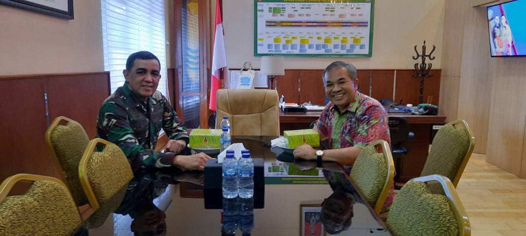 Komandan Korem (Danrem) 074/Warastrama Solo Kolonel Inf Rudy Saladin bersama Pakar Komunikasi dan Motivator Nasional Dr Aqua Dwipayana. (Foto: Dokumen/Tugu Jatim)