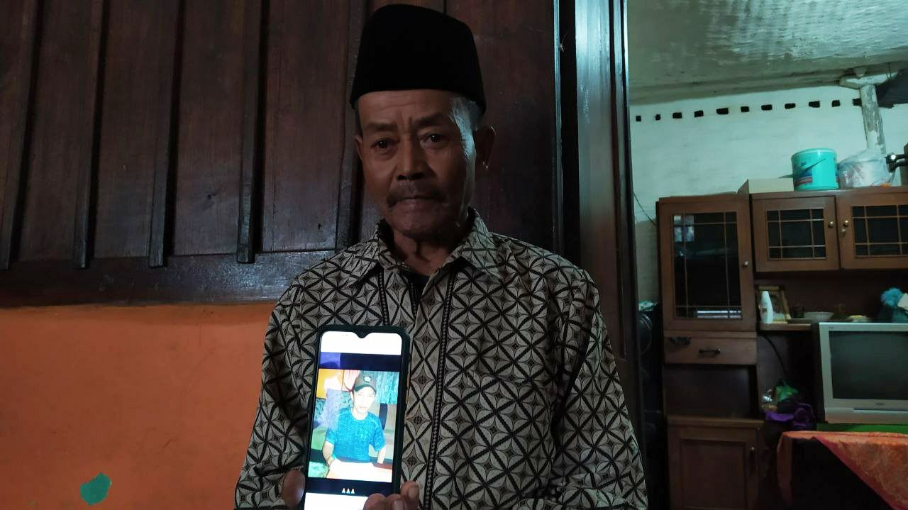 Paimin, orang tua asuh korban pria yang ditemukan tewas di bawah jembatan Kali Lanang Kota Batu saat ditemui di rumah duka, Senin (25/10/2021). (Foto: M. Ulul Azmy/Tugu Malang/Tugu Jatim)
