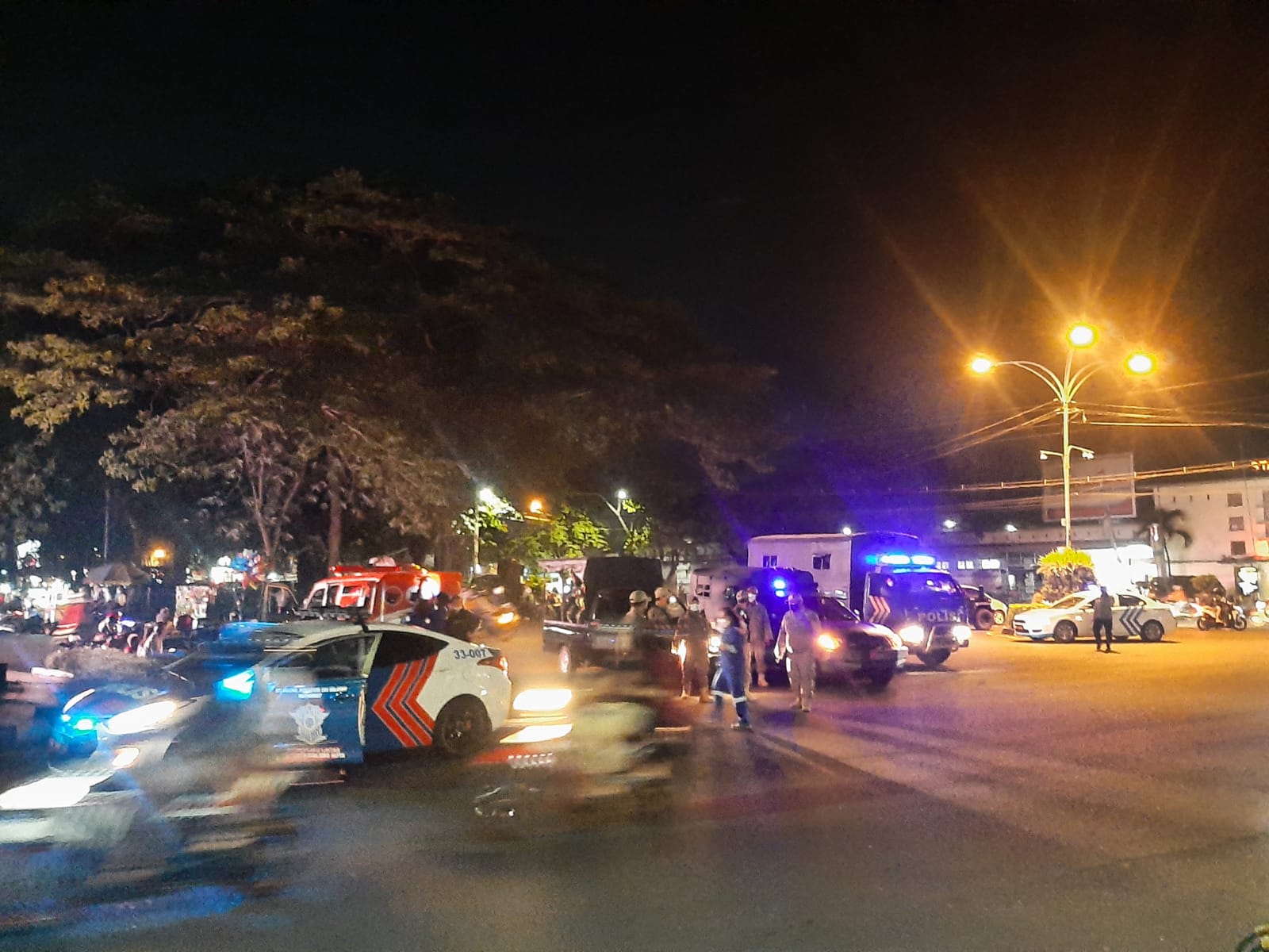 Patroli gabungan yang dilakukan di depan Stasiun Baru Kota Malang pada Jumat malam (08/10/2021). (Foto: Rubianto/Tugu Malang/Tugu Jatim)