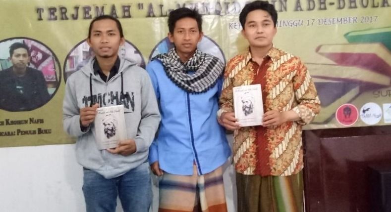 Dari kiri, penulis Herlianto A., Ach. Khoiron Nafis, (tengah) dan Kiai Ach. Dhofir Zuhry (kanan) foto bersama usai bedah buku "Terbebas dari Kesesatan" pada 2017 lalu. (Foto: Dokumen/Tugu Jatim)