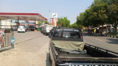 Antrean panjang sejumlah kendaraan yang menunggu pengisian BBM subsidi jenis solar di SPBU Sleko, Kelurahan Gedongombo, Kecamatan Semanding, Tuban. (Foto: Mochamad Abdurrochim/Tugu Jatim)