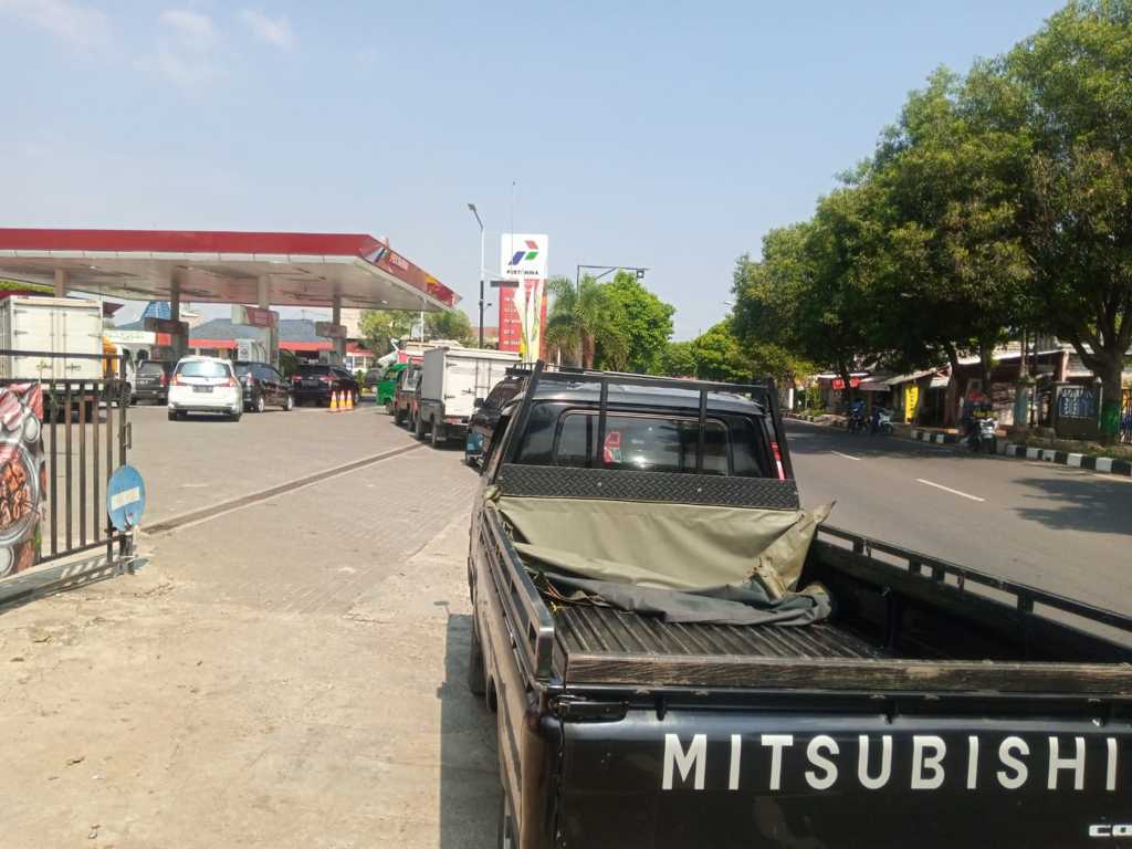 Antrean panjang sejumlah kendaraan yang menunggu pengisian BBM subsidi jenis solar di SPBU Sleko, Kelurahan Gedongombo, Kecamatan Semanding, Tuban. (Foto: Mochamad Abdurrochim/Tugu Jatim)