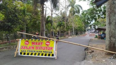 Akses jalan di barat Stadion Brantas Kota Batu akan ditutup hingga 1,5 tahun ke depan karena dibangun bangunan semi permanen untuk relokasi pedagang. (Foto: M. Ulul Azmy/Tugu Malang/Tugu Jatim)