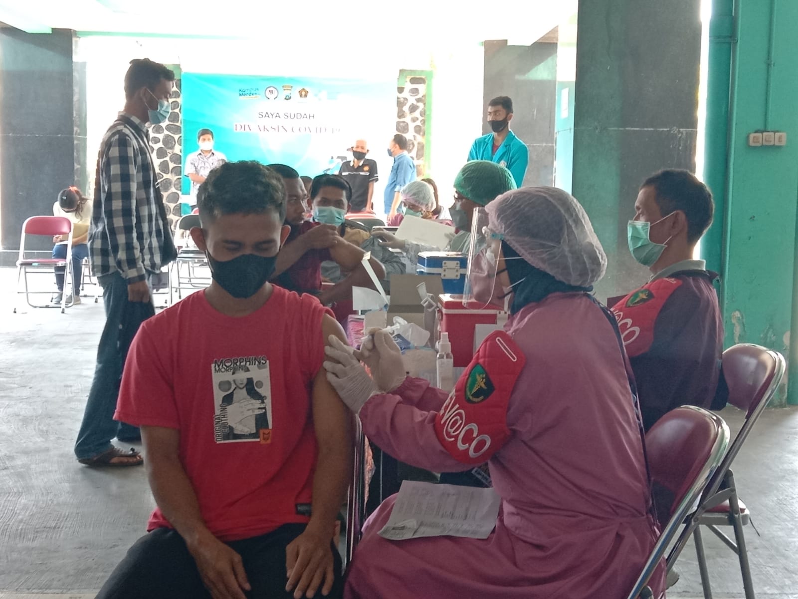 Peserta vaksinasi massal di Kampus IBU Kota Malang, Selasa (12/10/2021). (Foto: M. Sholeh/Tugu Malang/Tugu Jatim)