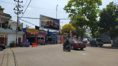 Tampak tak ada road barrrier yang biasanya dipasang di pos pertigaan Pendem Kota Batu. (Foto: M. Ulul Azmy/Tugu Malang/Tugu Jatim)