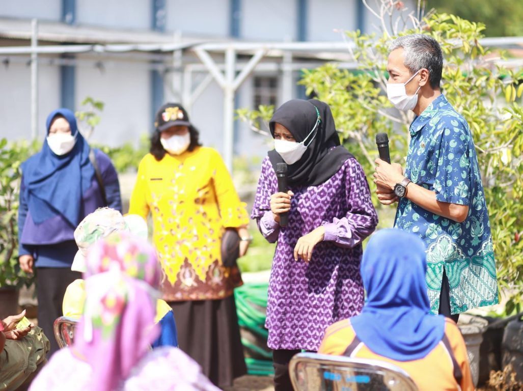 Bunda Fey saat berbincang dengan warga sebelum memanen sayuran di RPH Kediri pada Jumat (22/10/2021).(Foto: Dokumen/Tugu Jatim)