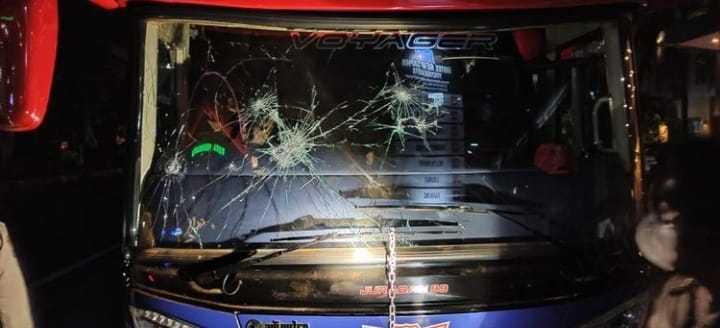 Kondisi kaca depan bus Arema FC yang pecah usai mendapat serangan dari oknum di Yogyakarta. (Foto: IG @Juragan_99/Tugu Jatim)