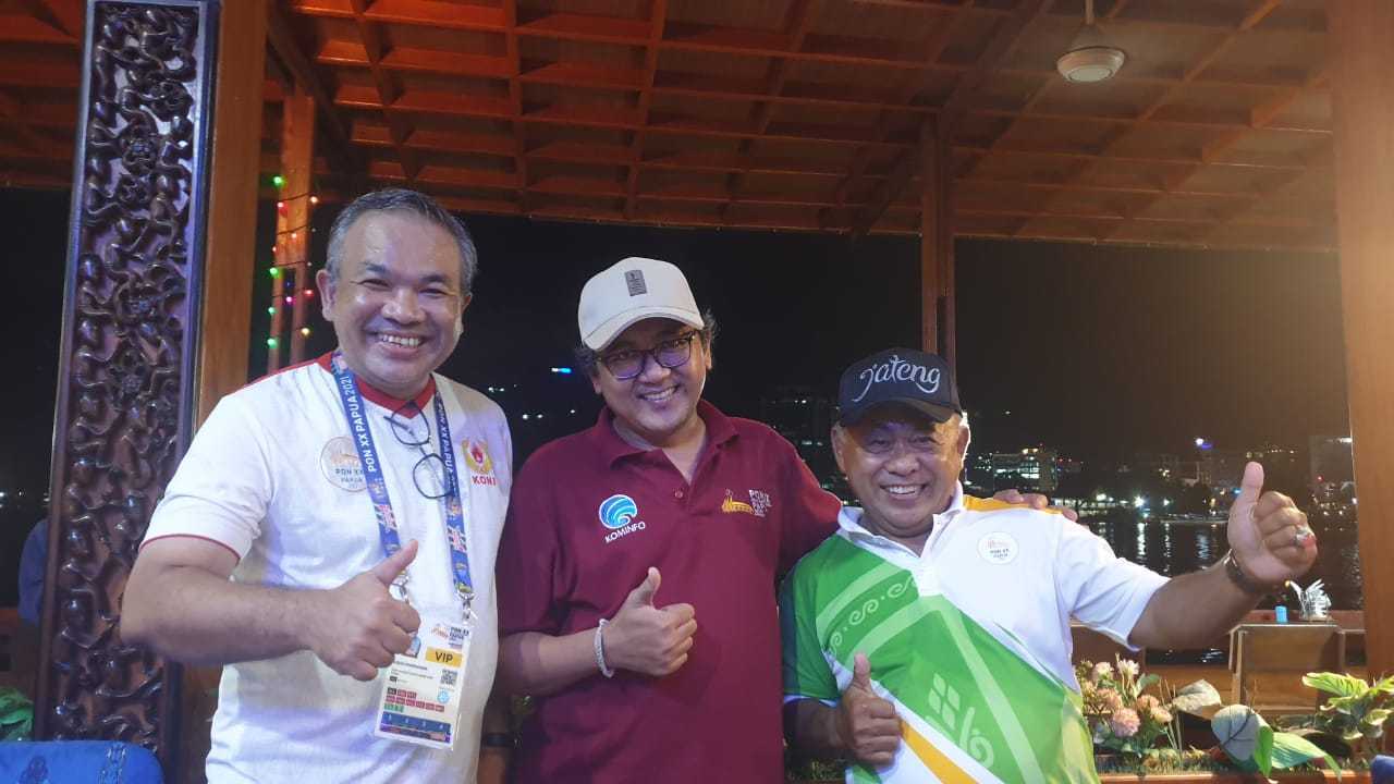 Dr Aqua Dwipayana bersama Kristantyo Wisnubroto, dan Daniel Toto. (Foto: Dokumen/Tugu Jatim)