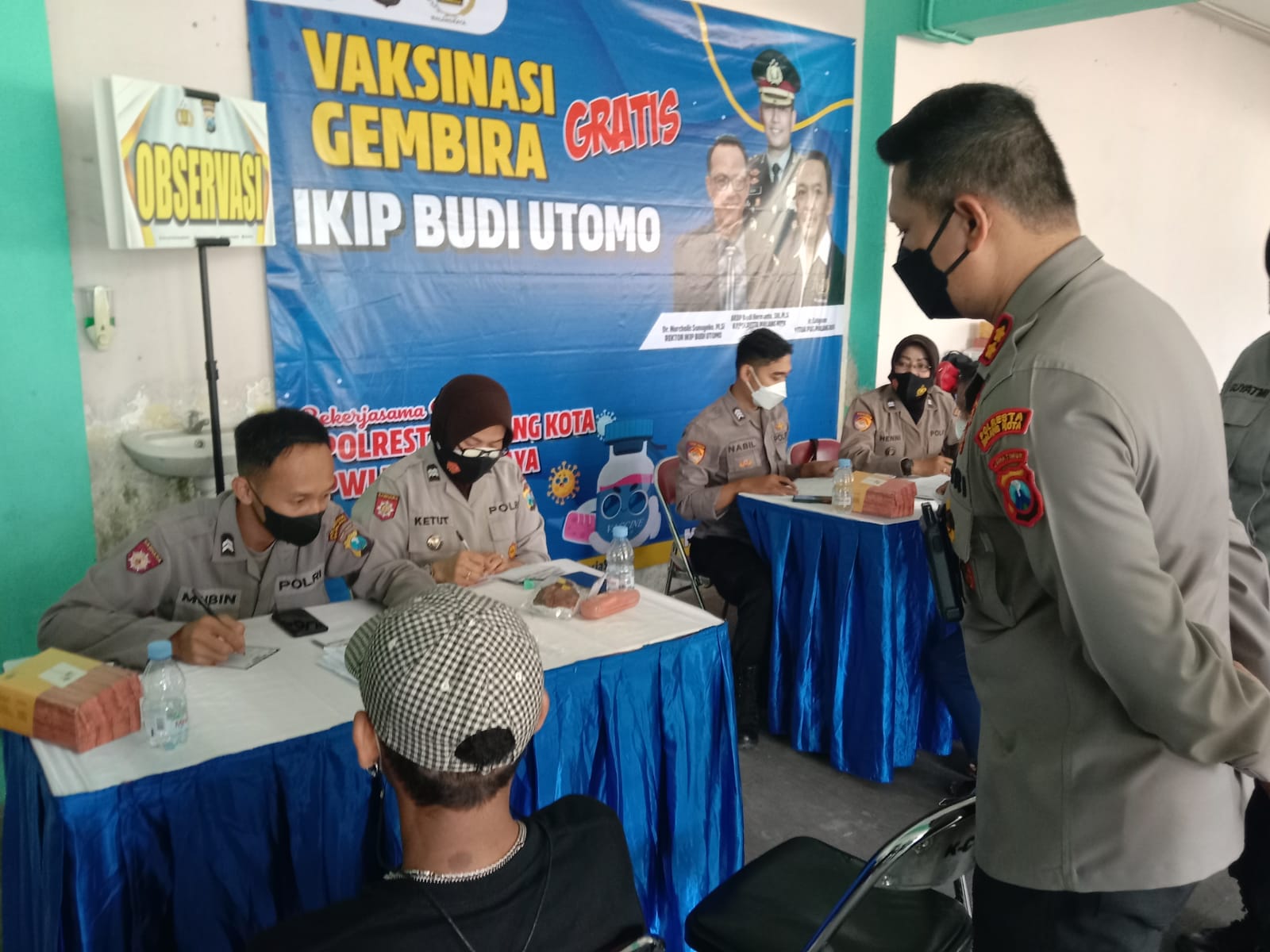 Kapolresta Malang Kota AKBP Budi Hermanto saat meninjau pelaksanaan vaksinasi massal pada Selasa (12/10/2021). (Foto: M. Sholeh/Tugu Malang/Tugu Jatim)