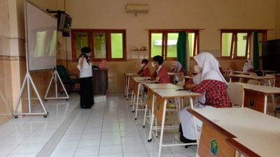 Siswa SMP di Kota Malang menjalani pembelajaran tatap muka. (Foto: M. Sholeh/Tugu Malang/Tugu Jatim)