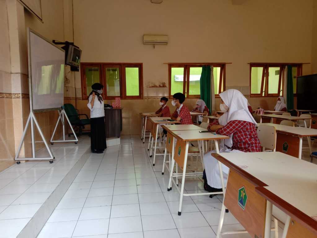 Siswa SMP di Kota Malang menjalani pembelajaran tatap muka. (Foto: M. Sholeh/Tugu Malang/Tugu Jatim)