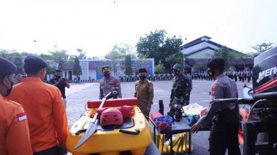 Wakil Bupati Tuban H. Riyadi saat kelengkapan alat para personel gabungan untuk menghadapi bencana alam, di halaman Mapolres Tuban, Senin (25/10/2021). (Foto: Dokumen/Tugu Jatim)