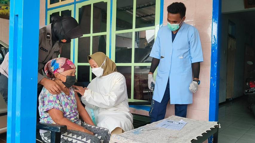 Rami, lansia asal Dusun Bulurejo, Desa Saptorenggo, Pakis, ini diberikan pelayanan vaksinasi di rumahnya oleh Polres Malang pada Senin (04/10/2021). (Foto: Rizal Adhi Pratama/Tugu Malang/Tugu Jatim)
