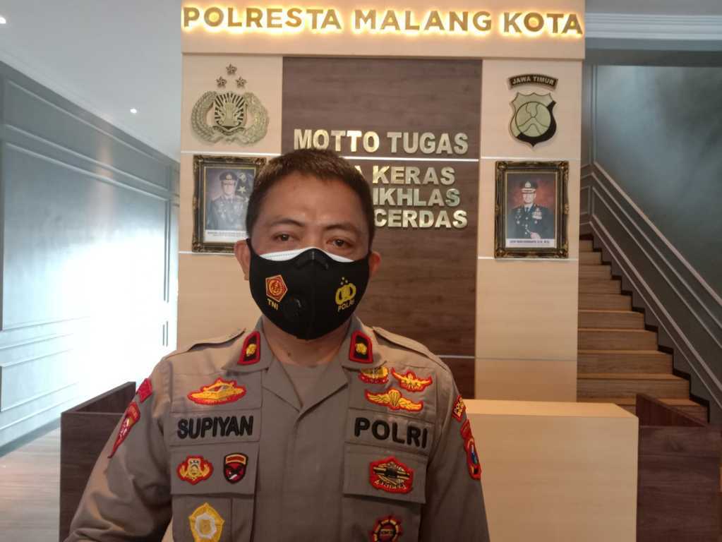 Kabagops Polresta Malang Kota Kompol Supiyan menjelaskan terkait pemanggilan panitia Malang Fashion Week 2021 pada Sabtu (23/10/2021). (Foto: M. Sholeh/Tugu Malang/Tugu Jatim)