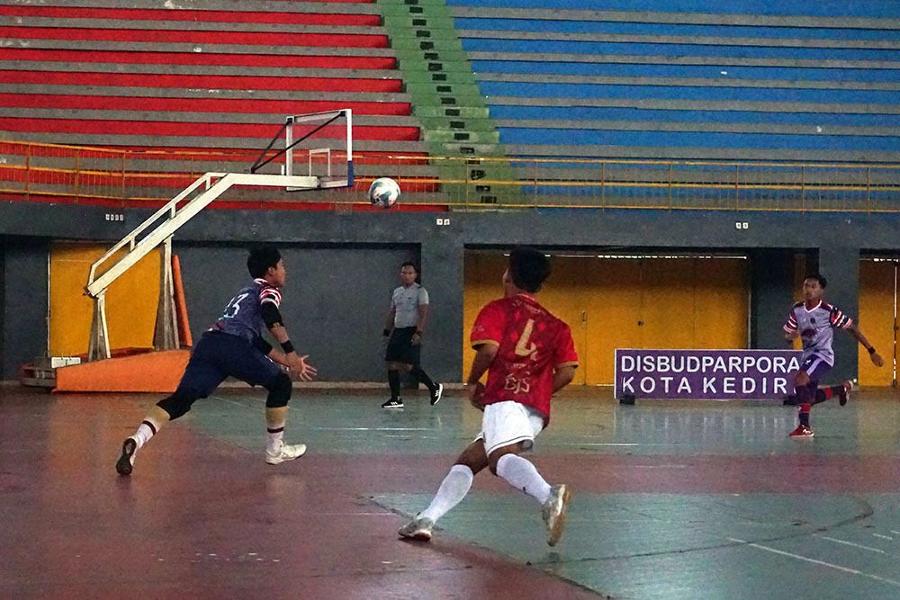 Pengunjung GOR Jayabaya Kota Kediri tampak olahraga di dalam gedung. (Foto: Dokumen/Tugu Jatim)