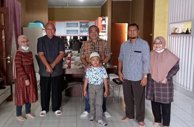 Sukses Makin Rendah Hati 3 Trilis Agung Rudy Hermawan dan keluarga bersama Dr Aqua Dwipayanan/tugu jatim
