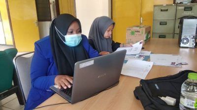 Mahasiswa UM yang tengah melakukan KPL di UPT BLK Wonojati Malang. (Foto: Dokumen) tugu jatim