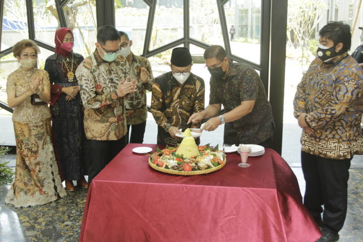Wali Kota Malang Sutiaji (tengah) dan Owner Grand Mercure Mirama Malang Yohan Setia dalam acara soft launching, Minggu (10/9/2021). (Foto: Dokumen)