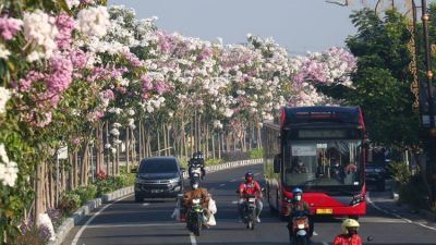 Kota Surabaya menjadi kota ternyaman di Indonesia sehingga meraih penghargaan trofi Proklim. (Foto: Dokumen/Tugu Jatim)