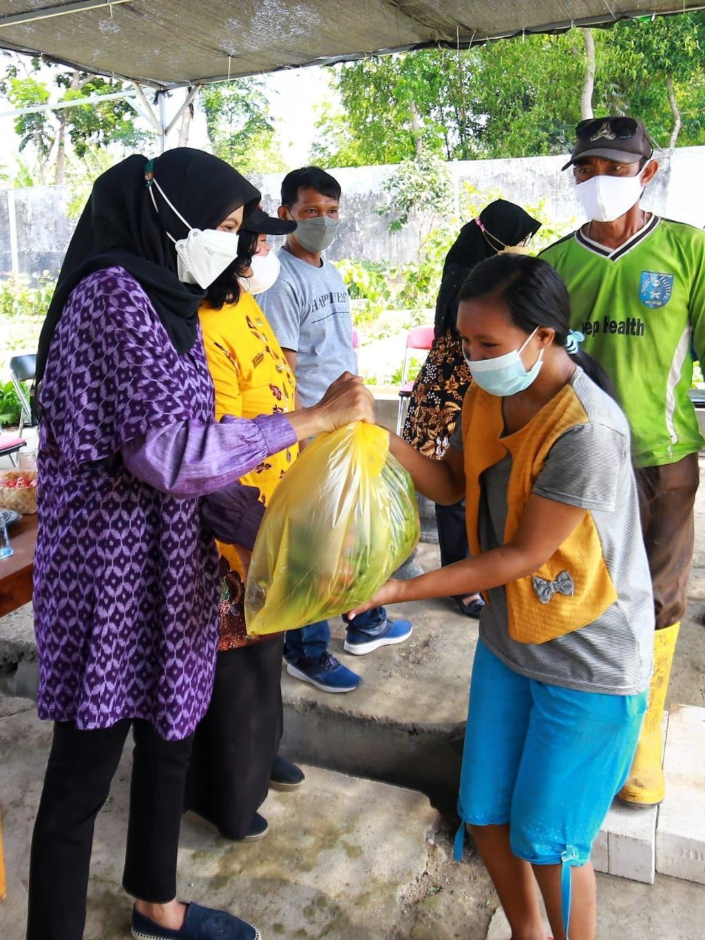 Bunda Fey saat memberikan hasil panen sayuran kepada warga di Rumah Potong Hewan (RPH) Kediri pada Jumat (22/10/2021).(Foto: Dokumen/Tugu Jatim)
