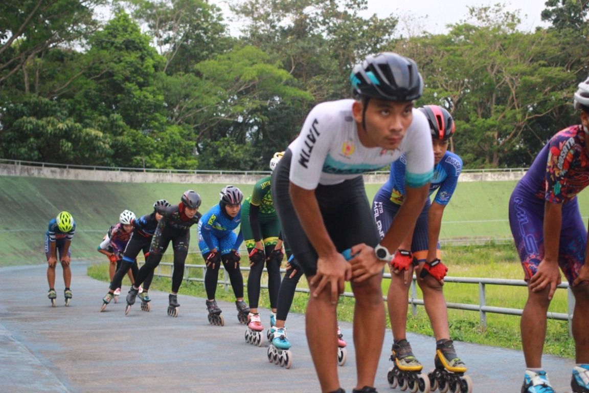 Yossy Aditiya Nugraha saat latihan olahraga sepatu roda di Velodrome Kota Malang. (Foto: Rubianto/Tugu Malang/Tugu Jatim)