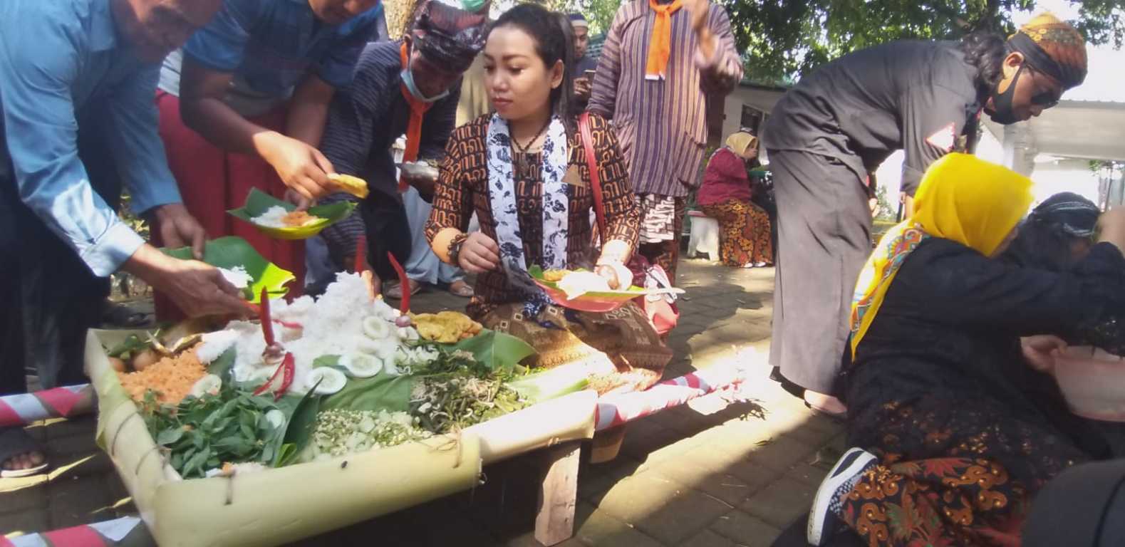 Warga di Kompleks Pesarean Ki Ageng Gribig Kota Malang juga menyiapkan tumpeng saat menggelar Festival Rumat Ramut Wulan Mulud pada Jumat (22/10/2021). (Foto: Dokumen/Tugu Jatim)