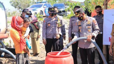 Kapolres Tuban, AKBP Darman saat ikut mendistribukan air bersih kepada warga di Desa Ngandong, Kecamatan Grabagan, Kabupaten Tuban yang terdampak kekeringan. (Foto: Humas Polres Tuban) tugu jatim