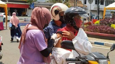 Polres Batu menggelar vaksinasi drive thru di Alun-Alun Kota Batu, Senin (11/10/2021). Masyarakat bisa mengakses vaksin lebih mudah, bahkan tanpa harus turun dari kendaraan. (Foto: M Ulul Azmy/Tugu Malang/Tugu Jatim)