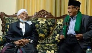 Ulama NTB Dorong Said Aqil Siradj Kembali Pimpin NU 6 Pertemuan antara Tuan Guru Haji (TGH) L Turmudzi Badaruddin dengan KH Said Aqil Siradj di Pesantren Qomarul Huda, Lombok, NTB, Sabtu (2/10/2021). (Foto: Dokumen) tugu jatim