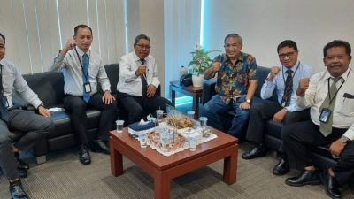 Dr Aqua Dwipayana (tiga dari kanan) bersama Edy Legowo (tiga dari kiri) didamping para Asisten Manajer Pemasaran Mahbi Raharto, Tri Agung Chrisnugroho, Singgih Prasojo, dan Dodi Susanto. (Foto: Dokumen) tugu jatim