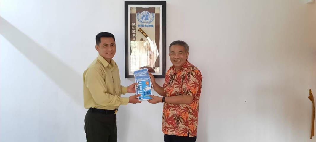 Ketua Pengadilan Negeri Subang Agus Hamzah menerima buku Trilogi The Power of Silaturahim karya Dr Aqua Dwipayana. (Foto: Dokumen) tugu jatim