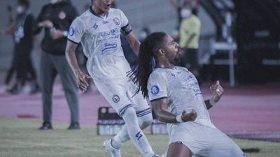 Selebrasi pemain Arema FC, Carlos Fortes usai memasukkan gol ke gawang Persija Jakarta dan merubah kedudukan menjadi 1-0 untuk Singo Edan. (Foto: Instagram/Arema FC) tugu jatim