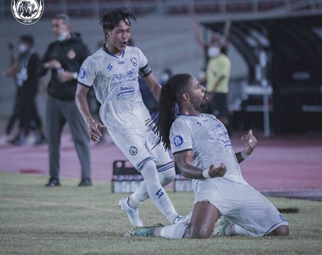 Selebrasi pemain Arema FC, Carlos Fortes usai memasukkan gol ke gawang Persija Jakarta dan merubah kedudukan menjadi 1-0 untuk Singo Edan. (Foto: Instagram/Arema FC) tugu jatim