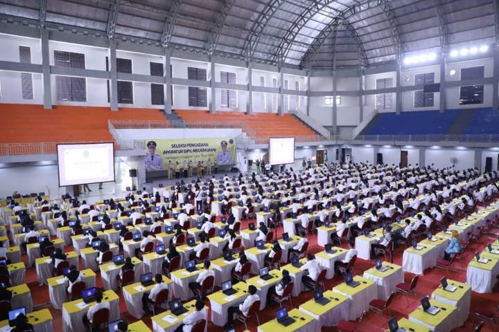 Seleksi Pengadaan Aparatur Sipil Negara (ASN) lingkungan Pemkab Tuban, di GOR Dabonsia Bojonegoro, Senin (18/10/2021). (Foto: Diskominfo Tuban) tugu jatim