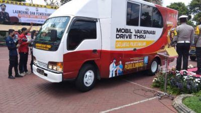 Polres se-Malang Raya me-launching layanan vaksinasi drive thru untuk masyarakat pada Jumat (01/10/2021). (Foto: Rizal Adhi Pratama/Tugu Malang/Tugu Jatim)