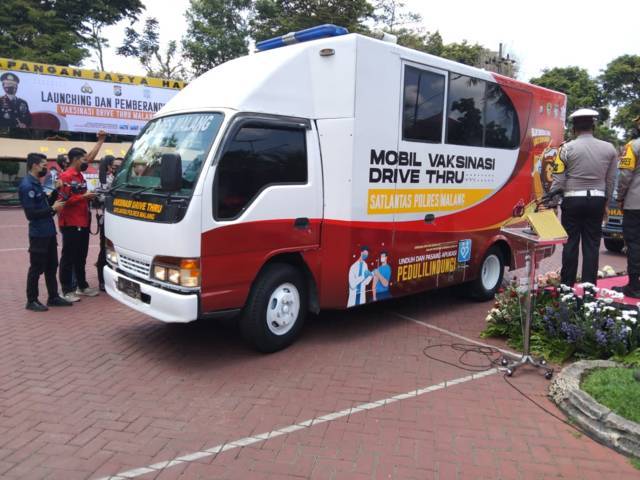 Polres se-Malang Raya me-launching layanan vaksinasi drive thru untuk masyarakat pada Jumat (01/10/2021). (Foto: Rizal Adhi Pratama/Tugu Malang/Tugu Jatim)