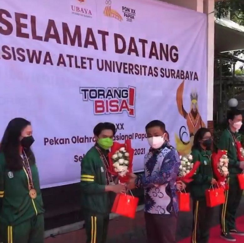 Dr Benny Lianto, Rektor Ubaya memberikan apresiasi kepada mahasiswa yang meraih medali di ajang PON XX Papua saat acara penyambutan di kampus setempat, Selasa (19/10/2021)./tugu jatim