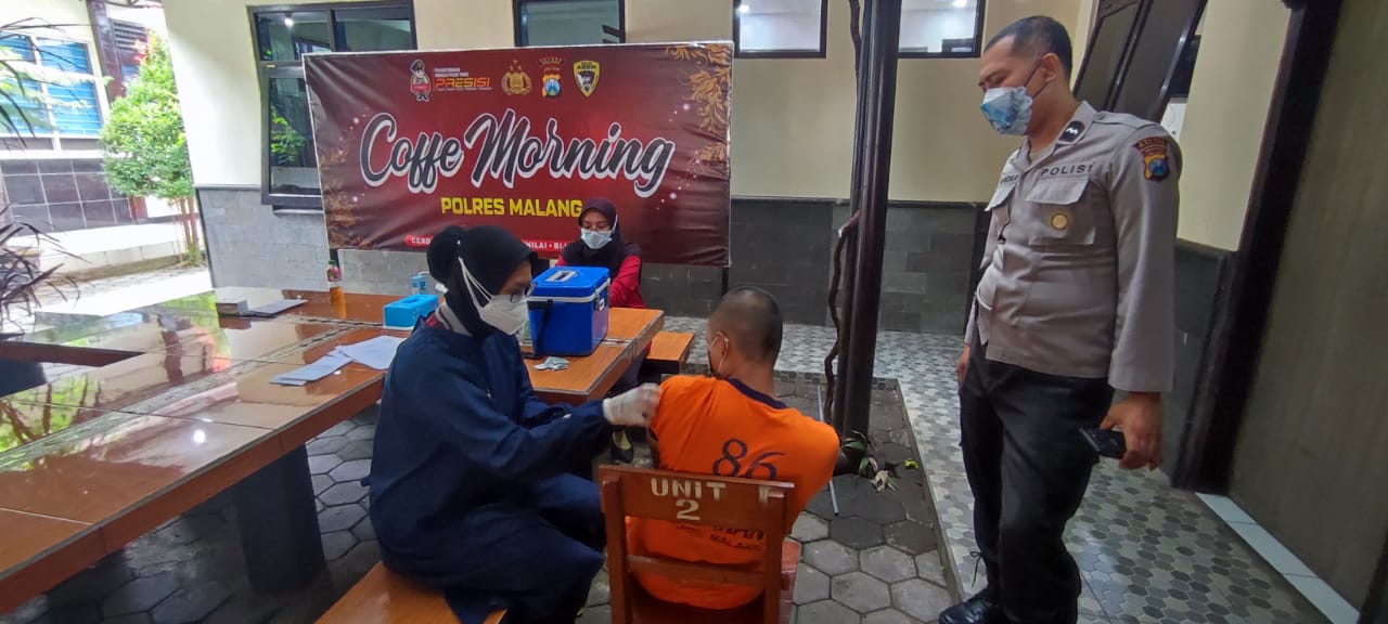 Tim vaksinator tampak memvaksinasi tahanan di Polres Malang pada Sabtu (09/10/2021). (Foto: Rizal Adhi Pratama/Tugu Malang/Tugu Jatim)