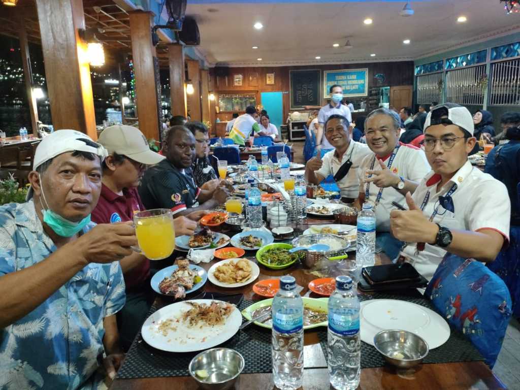 Suasana makan malam di Blue Cafe. (Foto: Dokumen/Tugu Jatim)