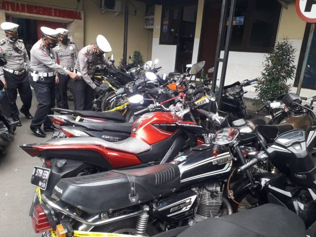 Polresta Malang Kota menunjukkan barang bukti kendaraan yang diamankan dalam penggerebekan balap liar. (Foto: M Sholeh/Tugu Malang/Tugu Jatim)